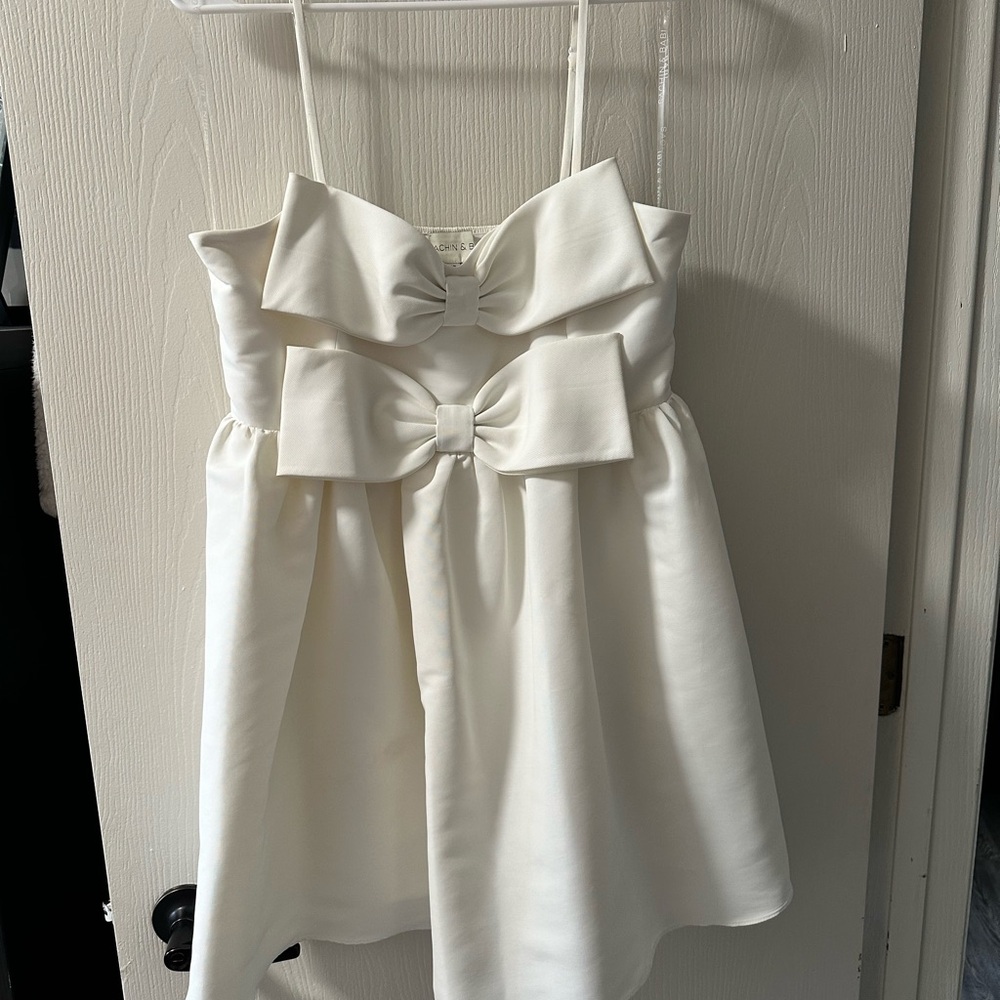 Elegant White Sleeveless Dress